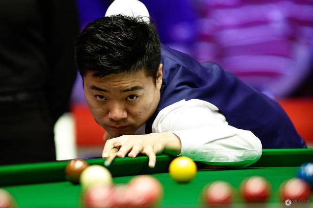 这绝对是C罗生涯最离谱的过人，两人包夹防守却惨遭戏耍！.